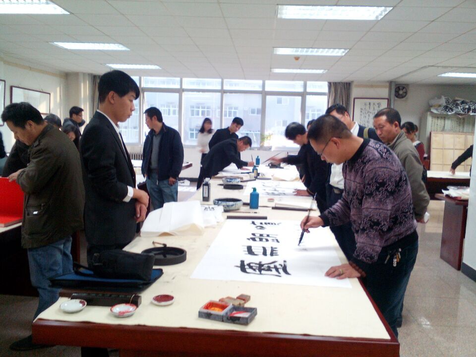 翰墨飄香潤(rùn)心田，藝術(shù)傳承譜新篇——我校成功舉辦“書法藝術(shù)進(jìn)校園”座談會(huì)暨“特聘書法家”授聘儀式